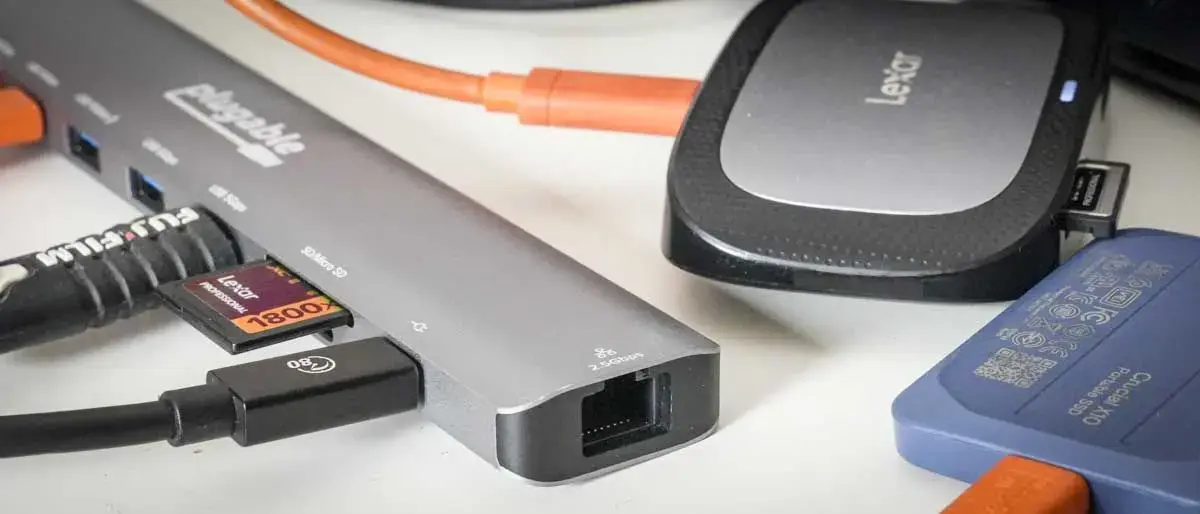 Hub-ul USB-C elegant transformă laptopul în desktop