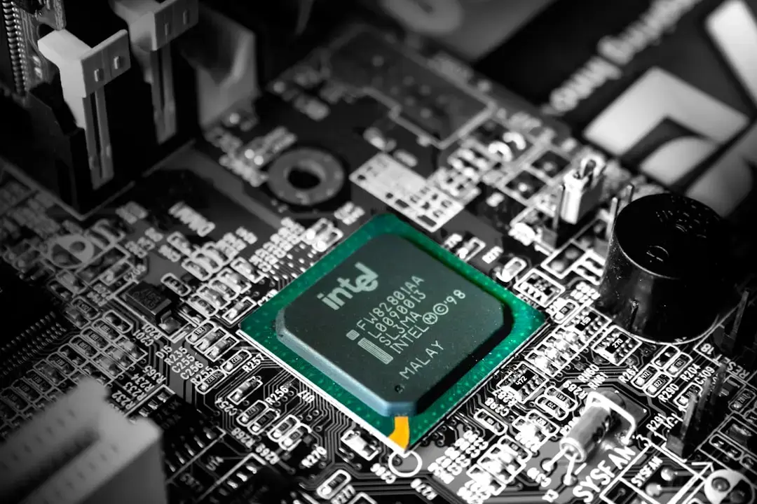 Intel împarte tehnologia Atom cu un nou startup: Rosaic