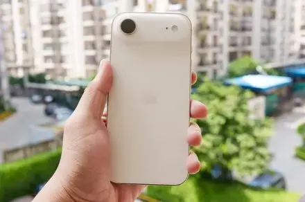 „Trapa de căldură”: De ce cel mai ieftin iPhone se încinge periculos de repede