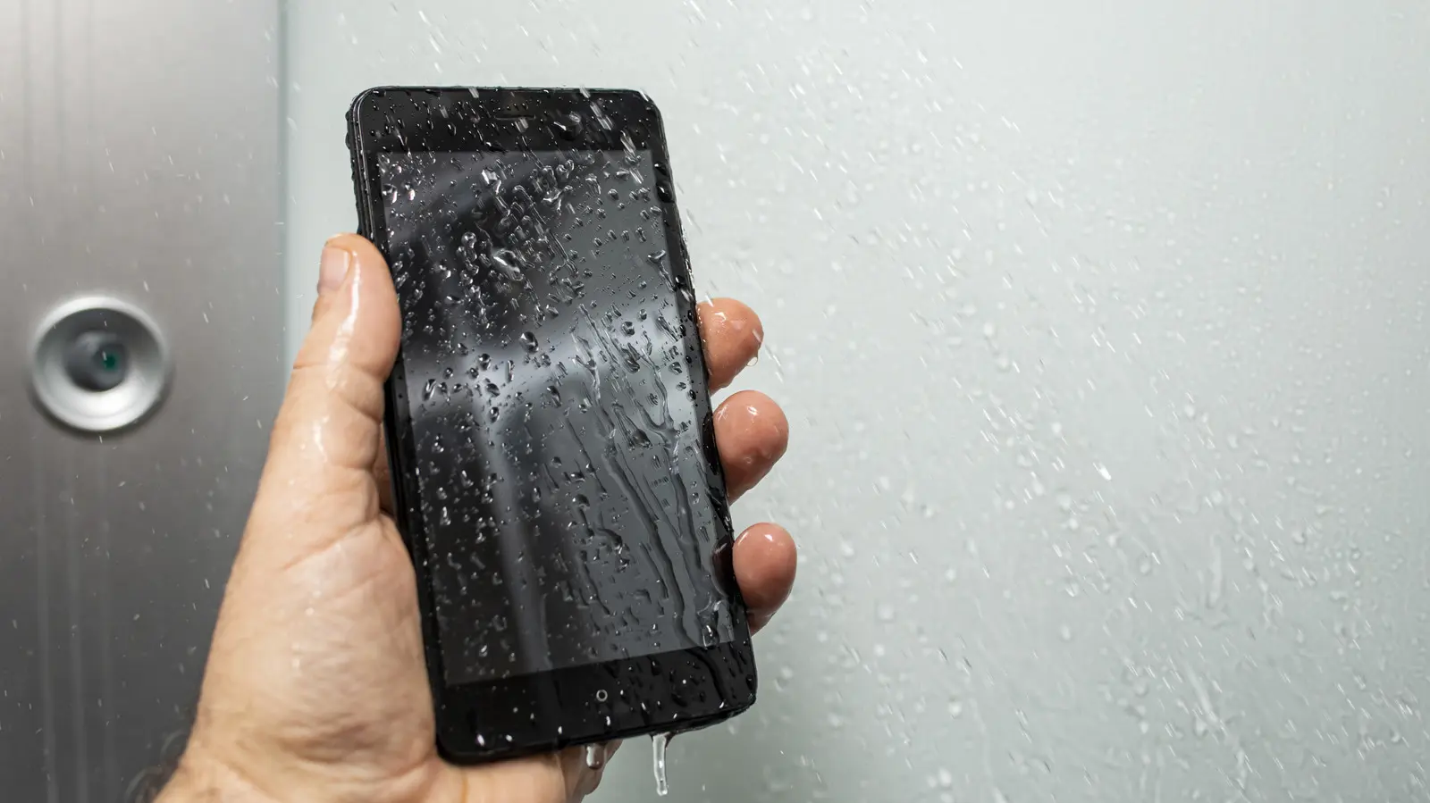 Dușul tău, dușmanul ascuns al smartphone-ului: De ce îți distruge telefonul