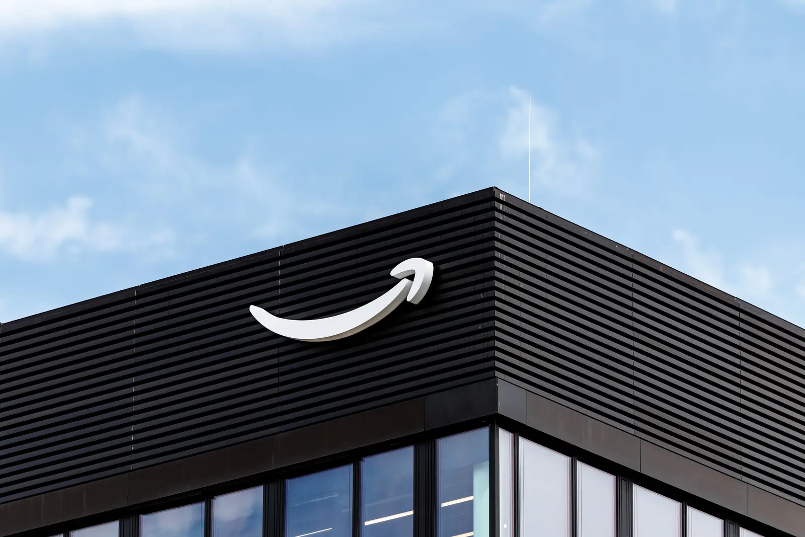 Amazon renunță la acordurile secrete pentru proiectele de centre de date