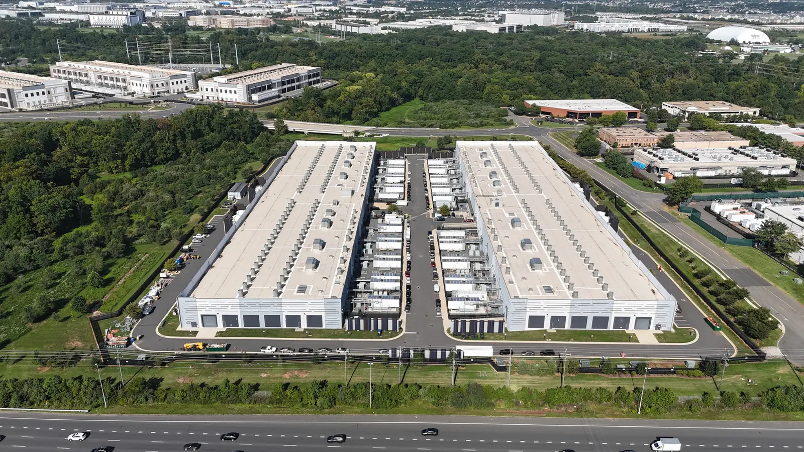 Amazon investește 1 miliard de dolari în comunitățile din jurul centrelor de date