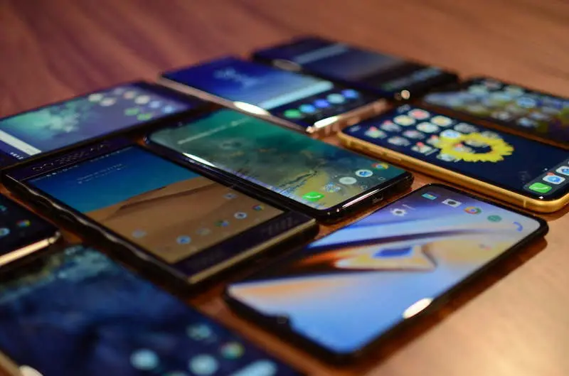 Apple depășește Samsung în vânzările de smartphone prin operatori europeni