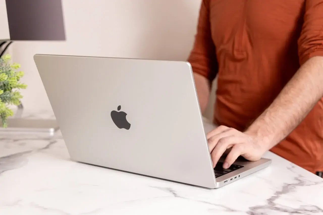 Apple schimbă regulile jocului: MacBook Pro cu touchscreen vine cu un preț pe măsură