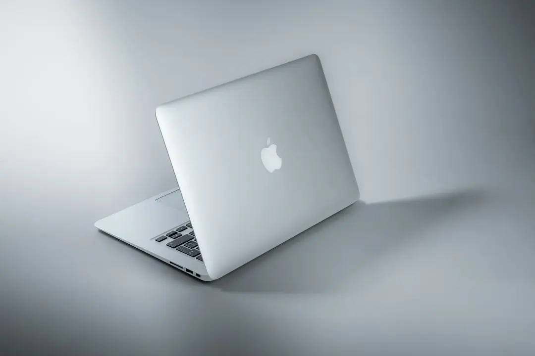 Apple lansează MacBook Pro cu ecran tactil și Dynamic Island