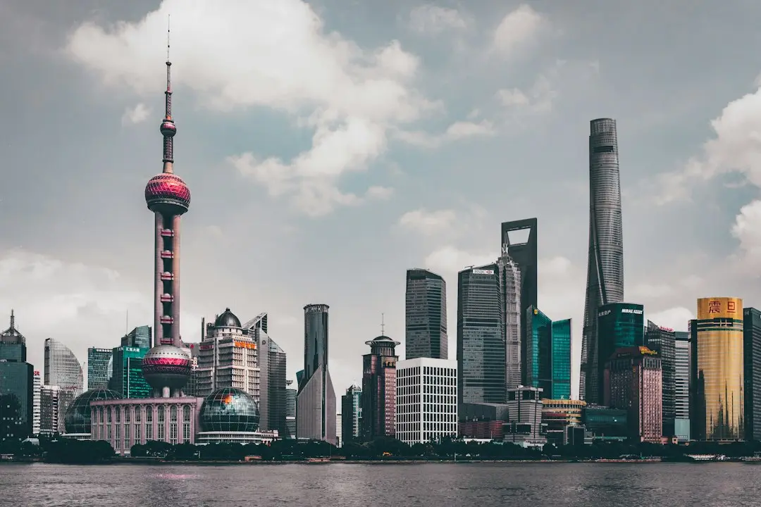 China strânge șurubul: restricții dure la exportul de tehnologii solare și AI