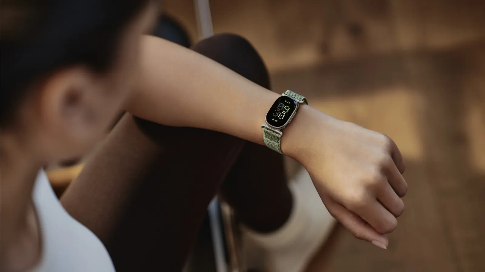 Fitbit Edge: Noua ceas inteligentă cu baterie înlocuibilă și design orientat spre sănătate