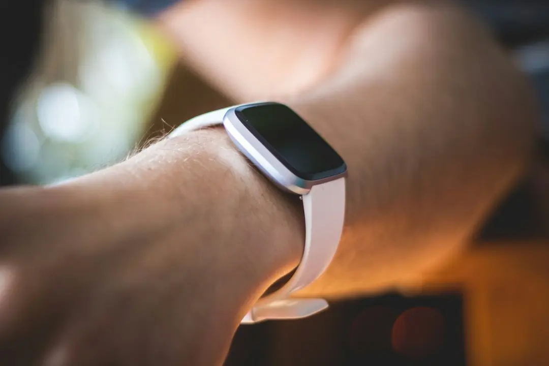 Fitbit Edge: noul tracker Google care unește stilul Air cu funcțiile Pixel Watch 5