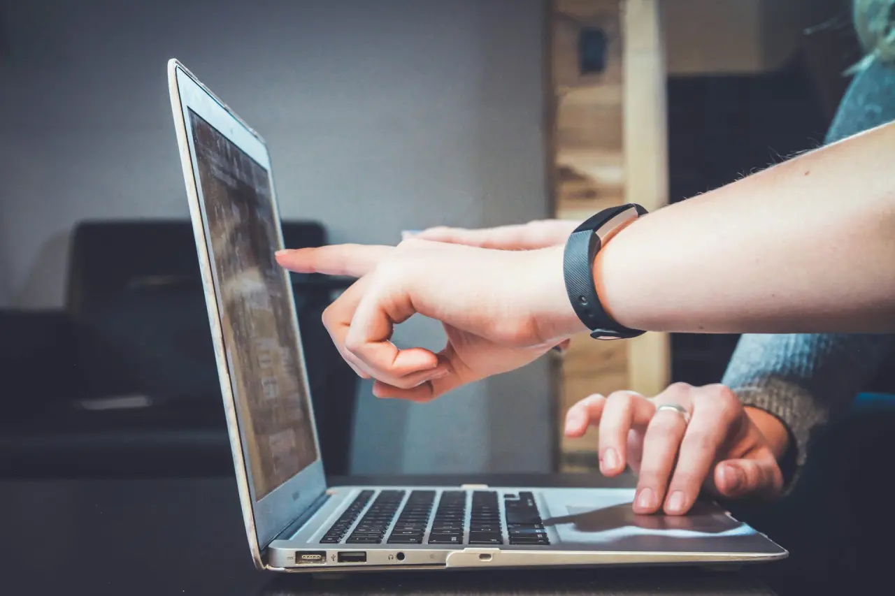 Inteligența Artificială redesenează educația: Ce aduce nou a treia ediție eLearning România?