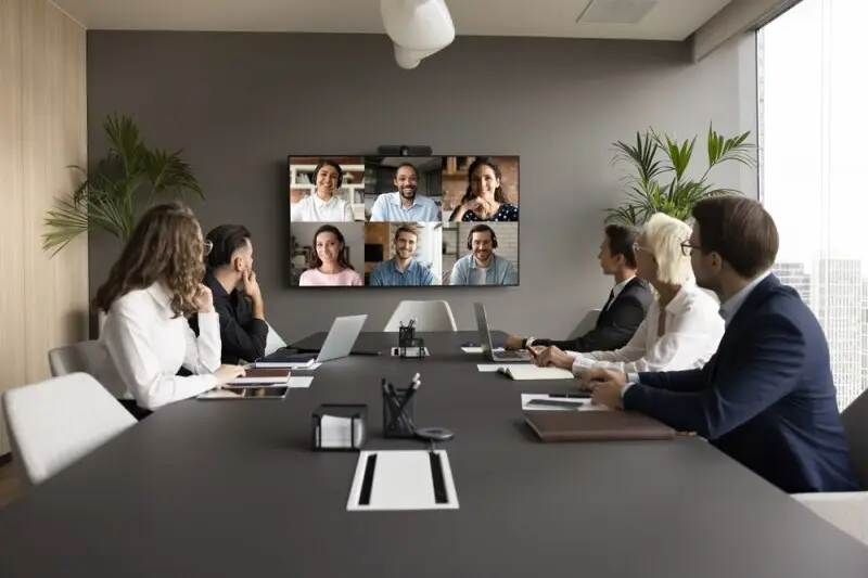Cum își reinventează companiile sălile de ședință prin monitorizare digitală?