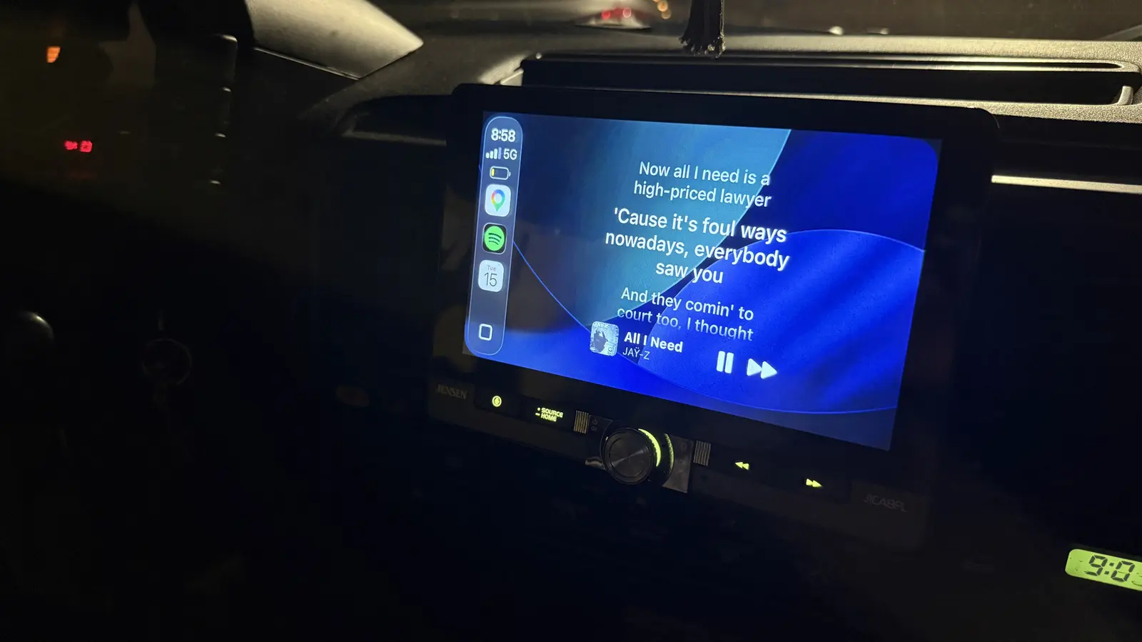 Karaoke la volan: Versurile melodiilor tale, direct pe ecranul Apple CarPlay