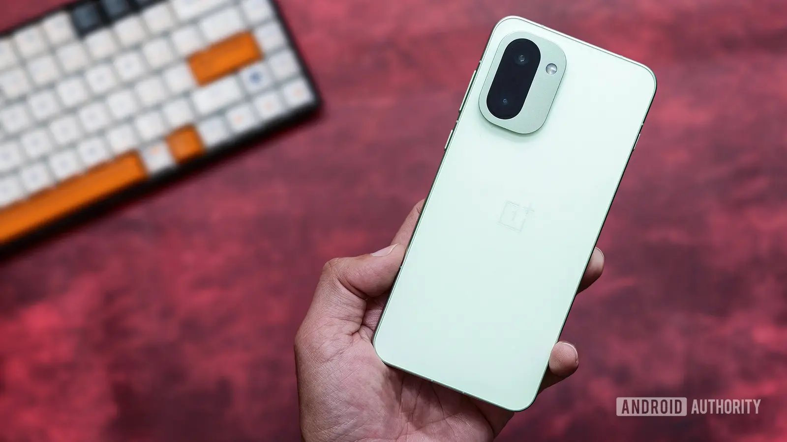 OnePlus 16R revine cu teleobiectiv și baterie mare
