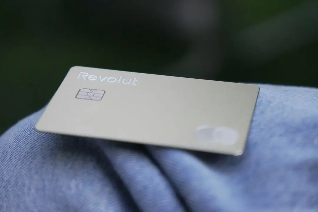 Revolut își relansează serviciile după o întrerupere de 10 ore