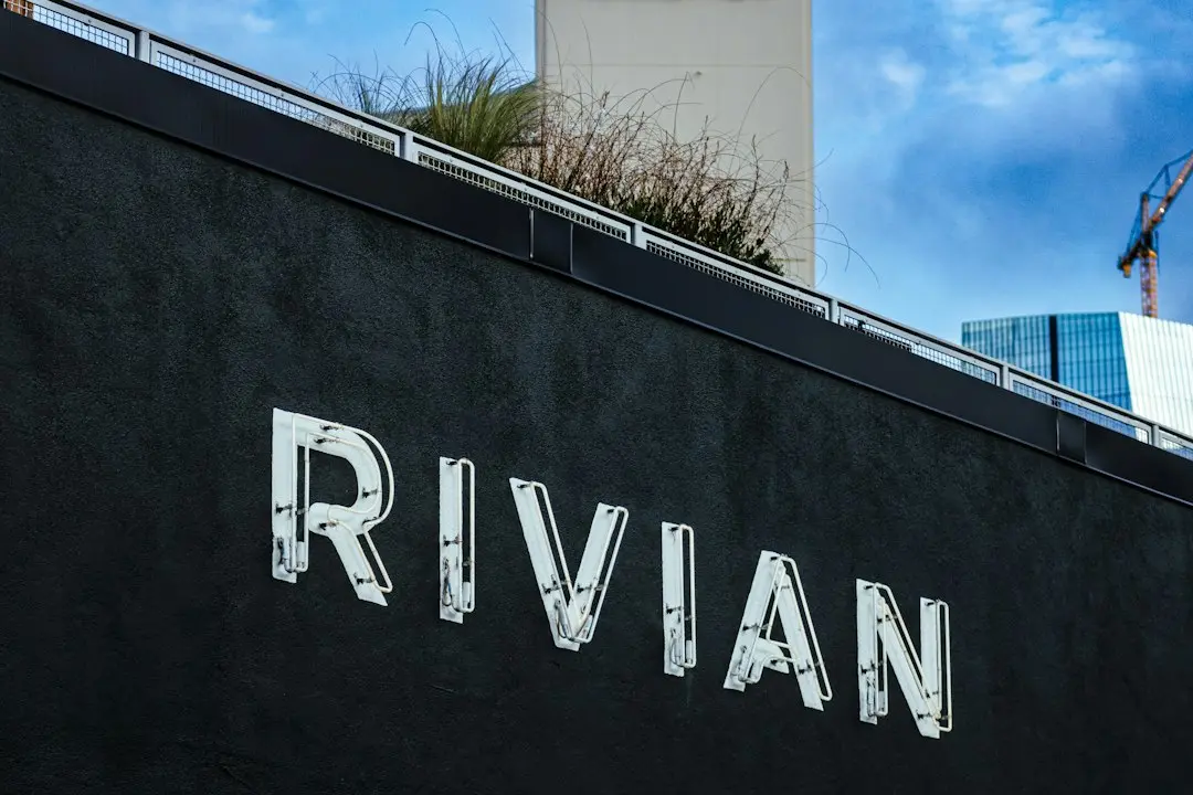 Rivian retrage din circulație 14 exemplare R2 din cauza unei defecțiuni la baterie