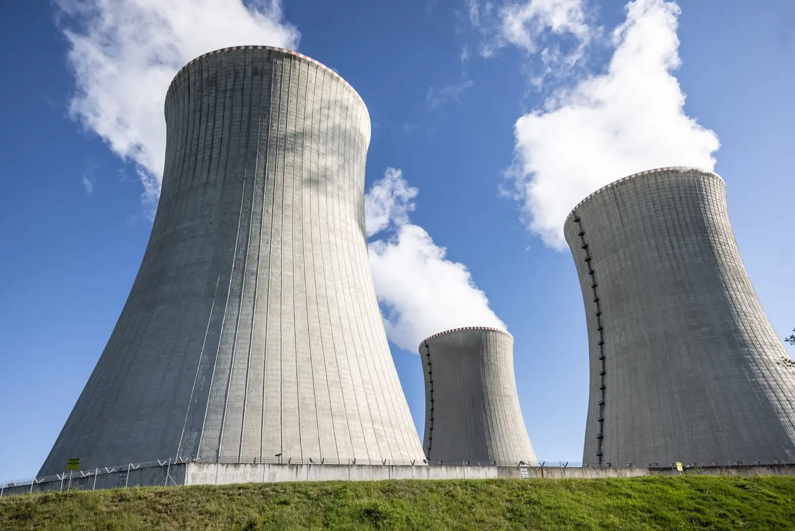 Trei reactoare nucleare din SUA redeschise pentru a alimenta centrele de date AI